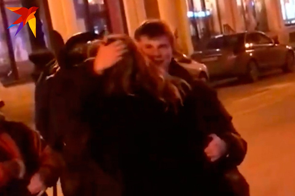 И по-свойски схватил красотку за шевелюру. Фото: Стоп-кадр