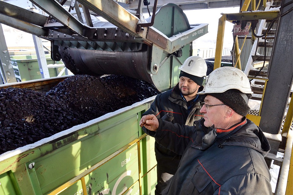 Ежесуточная погрузка угля в уходящем году превысила 9500 вагонов.
