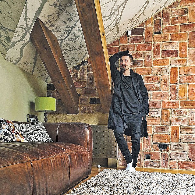 Одна из стен в загородном доме Билана выложена кирпичами XIX века. Фото: instagram.com/bilanofficial