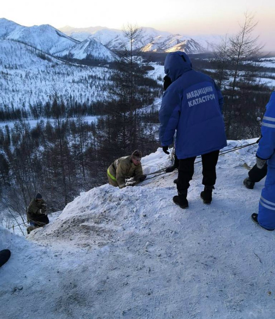 Два человека после ДТП целую ночь провели на морозе на трассе в Магадане Фото: ГУ МЧС России по Магаданской области