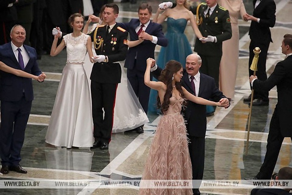 Лукашенко станцевал вальс с мисс Беларусь. Фото с сайта belta.by