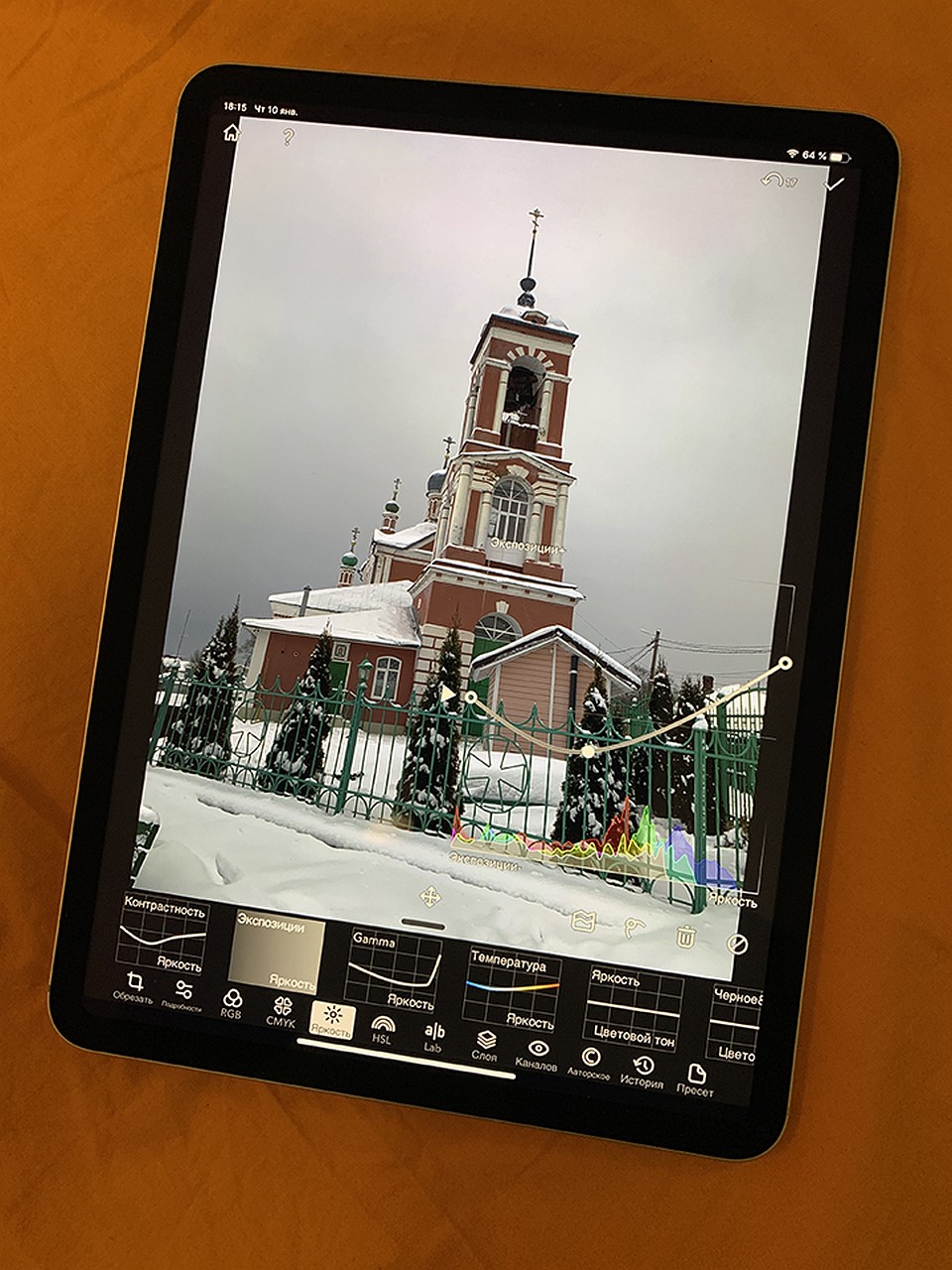 На iPad Pro очень удобно обрабатывать фото. Разрешение экрана практически как у профессиональных мониторов. Фото: Александр МИЛКУС