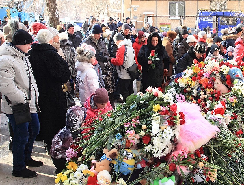 С первых же дней трагедии горожане несли цветы к народному мемориалу на Карла Маркса. Фото: Евгений ЧУФАРОВ