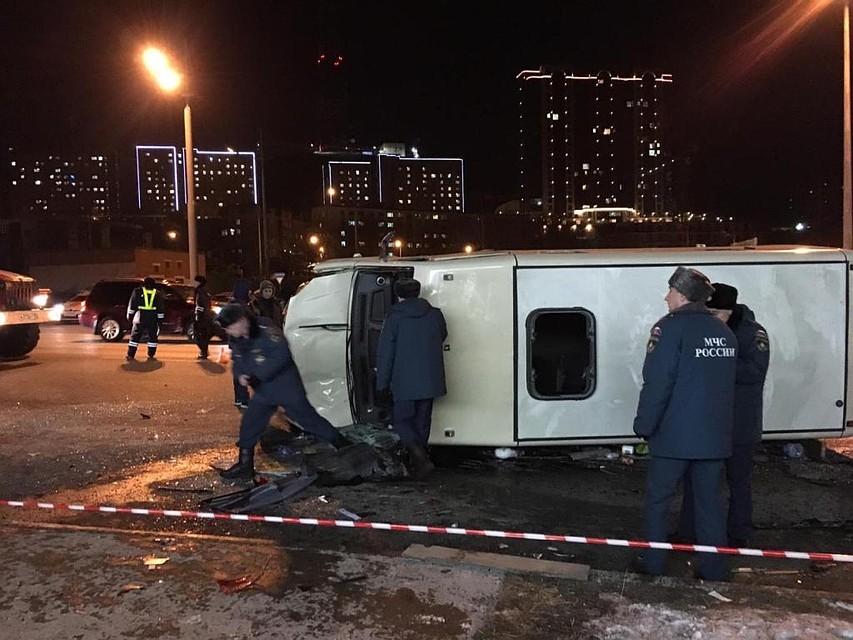 Спустя два часа после ДТП на месте остаются полицейские, в том числе следователи Фото: Анна ПЛЕТНЕВА