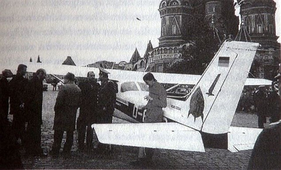 Матиас Руст, которого вели дежурные подразделения ПВО, в 1987 году смог долететь до Москвы