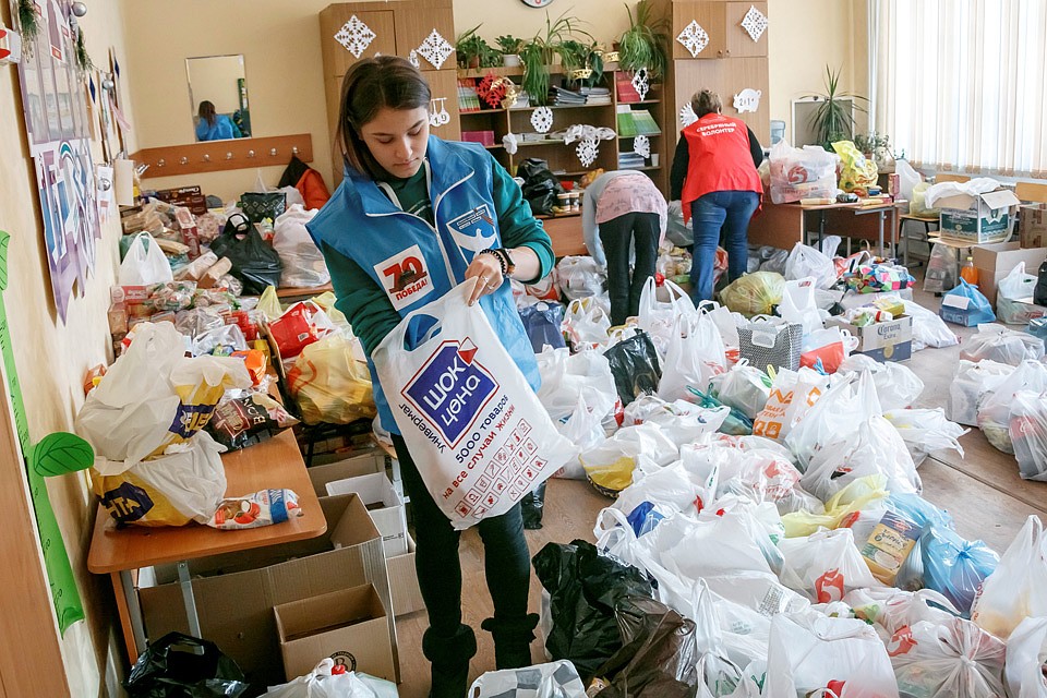 Сбор вещей пострадавшим в результате взрыва в Магнитогорске. Фото: REUTERS