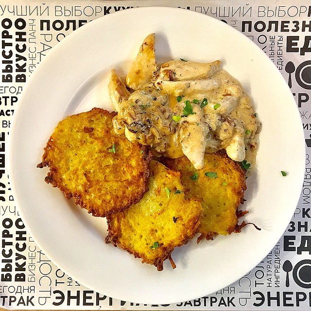 ...ели драники... Фото: Ульяна СКОЙБЕДА