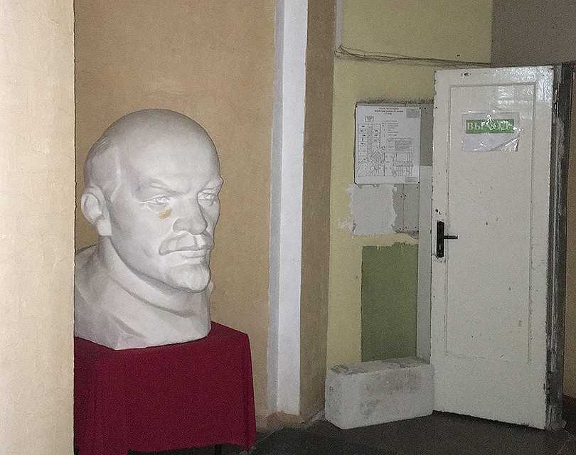 Везде хрусталь, красные знамёна, бюсты Ленина... Фото: Ульяна СКОЙБЕДА