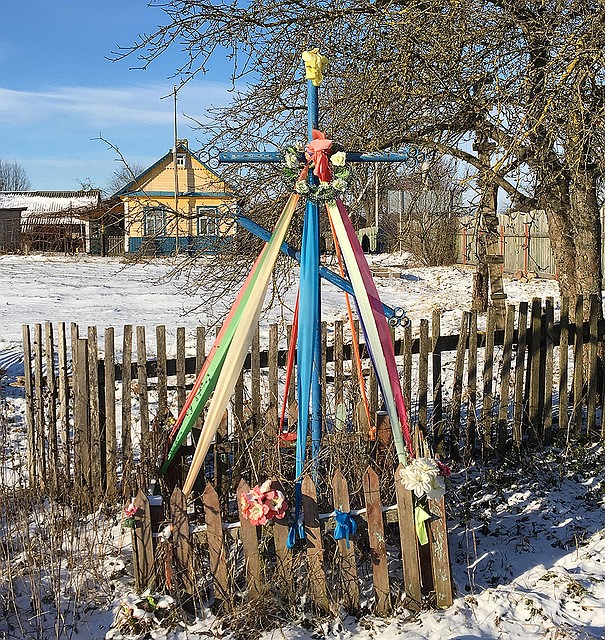 Возле каждого хутора крест, украшенный к Рождеству. Фото: Ульяна СКОЙБЕДА