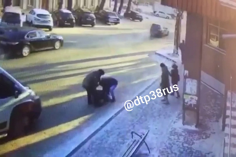 Очевидцы случившегося вызвали скорую помощь и полицию. Фото: группа ДТП38RUS.
