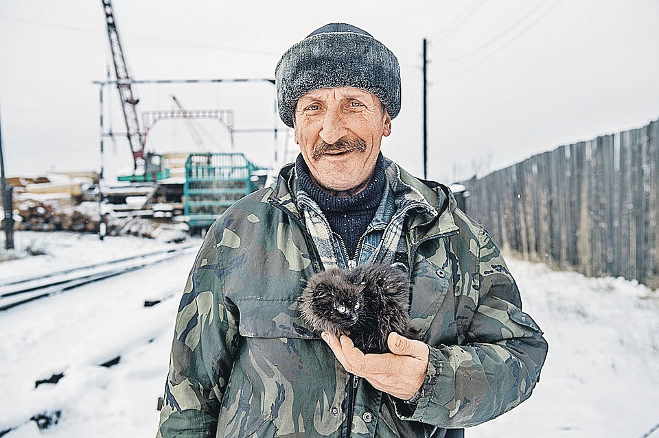 - Вы, парни, из космоса, что ль? - спросил нас мужичок из Таежного. - Из Москвы? Ну это рядом... Фото: Виктор ГУСЕЙНОВ