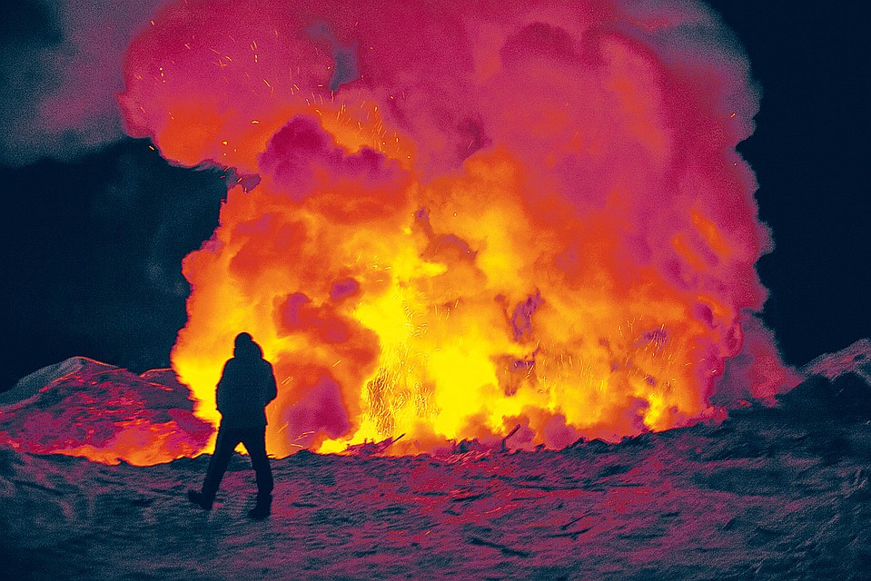 Очередной поджог лесной свалки. Летом тайга горит еще ярче. Фото: Виктор ГУСЕЙНОВ