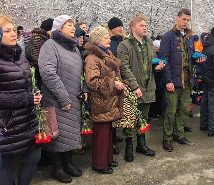 Кажется, к месту прощания люди со слезами на глазах идут нескончаемым потоком. Фото: Ольга ГОПАЛО