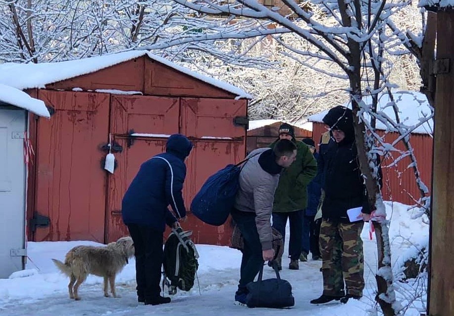 Сразу же после церемонии прощания, жителям пострадавшего дома разрешили, наконец, зайти в квартиры. Фото: Ольга ГОПАЛО
