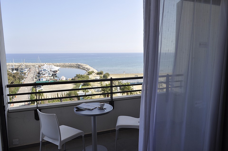 Апартаменты отеля Sun Hall Beach (Кипр, Ларнака). Отель находится на первой береговой линии, всего в 50 метрах от моря, с широкой песчаной пляжной полосой и удобным пологим заходом в море.