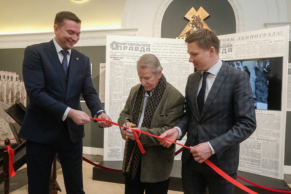 Красную ленточку разрезали золотыми ножницами Фото: Артем КИЛЬКИН