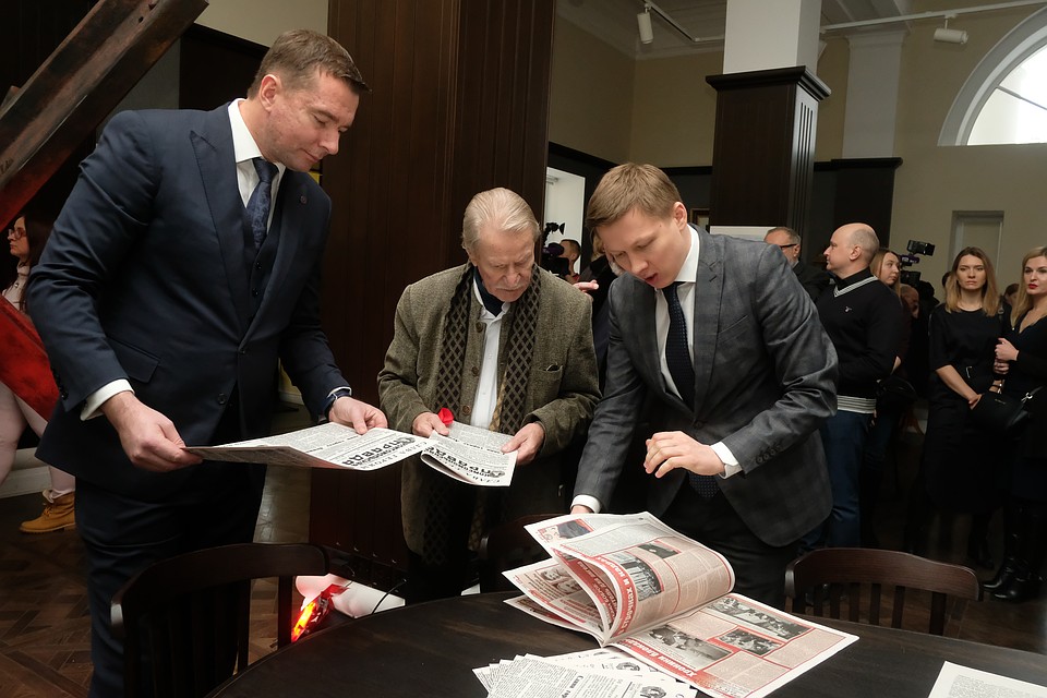 На суд гостей представили и старую, и новую газету Фото: Артем КИЛЬКИН