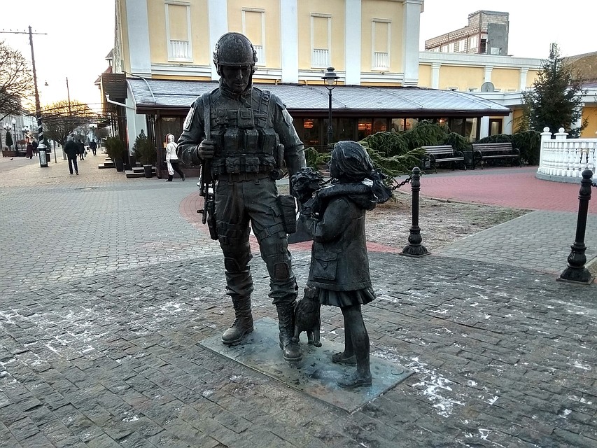 Так выглядит памятник к 8 утра понедельника Фото: Анастасия ЖУКОВА