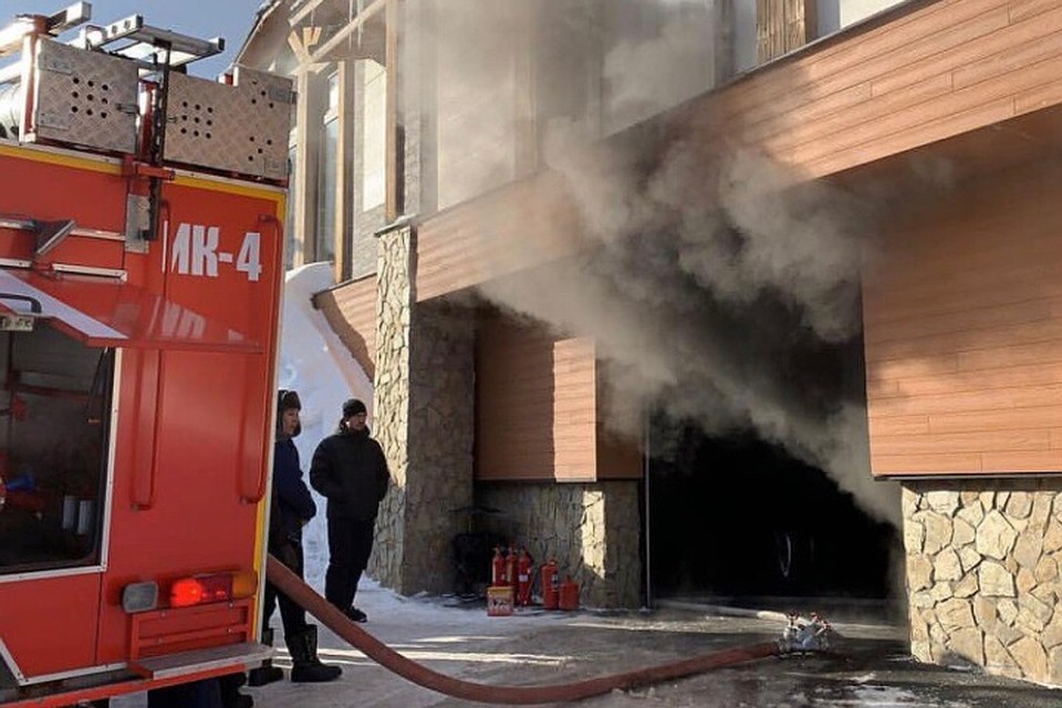 Пожар тушили 12 человек. Фото: vk.com, "Шерегеш онлайн"