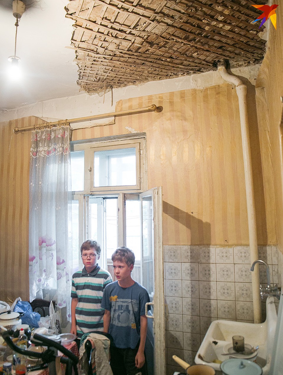 С обвалившегося потолка мусор сыплется прямо в кастрюли. Фото: Павел МАРТИНЧИК