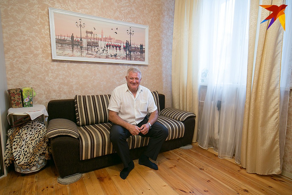 В квартире Александра доски на полу лежат с 50-х годов: с них только сняли краску и покрыли лаком. Фото: Павел МАРТИНЧИК