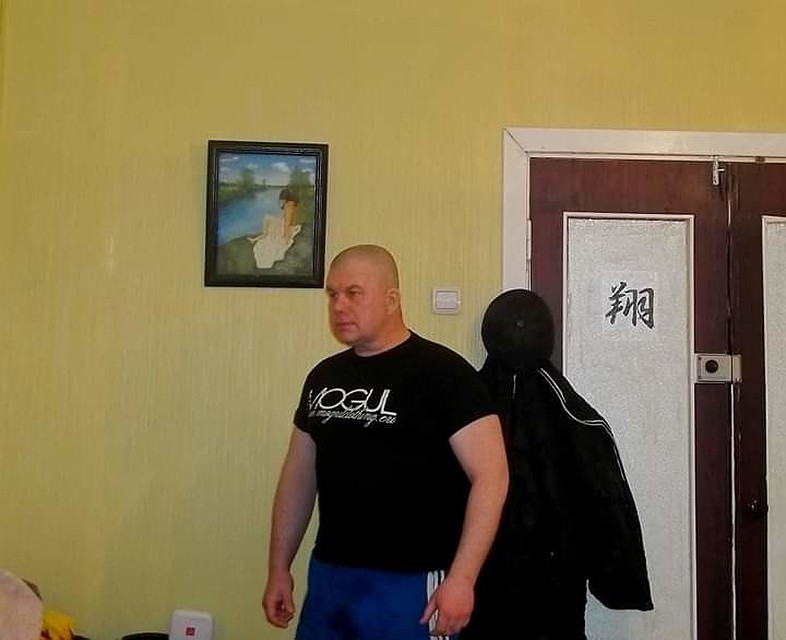 Раньше Дмитрию из-за большого живота тяжело было наклониться, чтобы завязать шнурки. Фото из архива Дмитрия