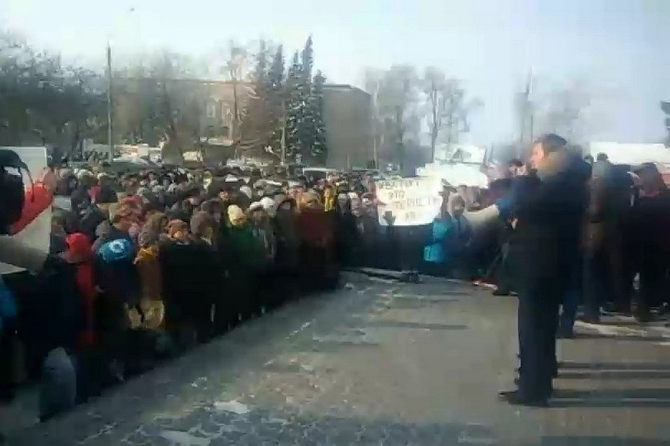 Год назад несколько сотен колыванцев вышли на главную площадь райцентра с протестом.