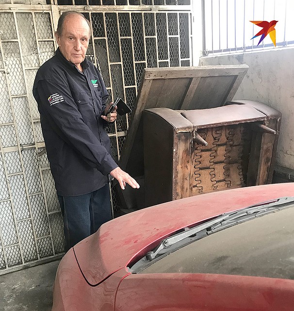 Владимир Лысенко и его Фольксваген, запчасти к которому в Венесуэле достать непросто. Фото: Александр КОЦ