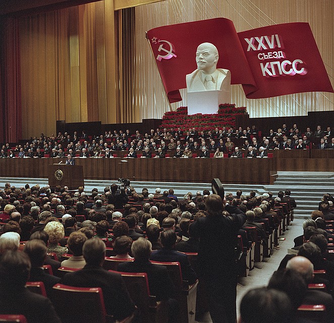Коммунисты 70 лет находились у власти, делали со страной и народом все, что хотели, но в итоге СССР развалился, как трухлявый, гнилой пень Фото: фотохроника ТАСС.
