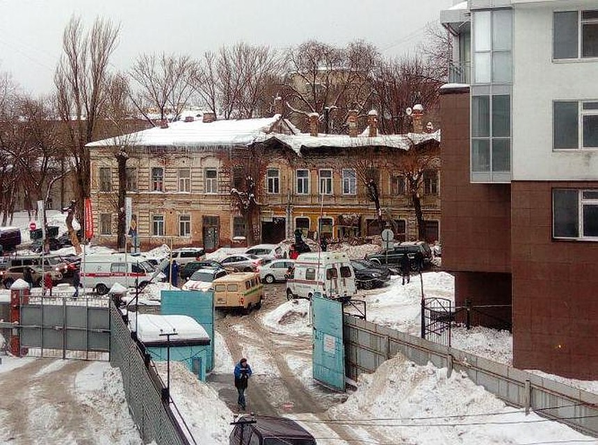 На месте обрушения работают спасатели, врачи, полиция Фото: Ольга Симонова