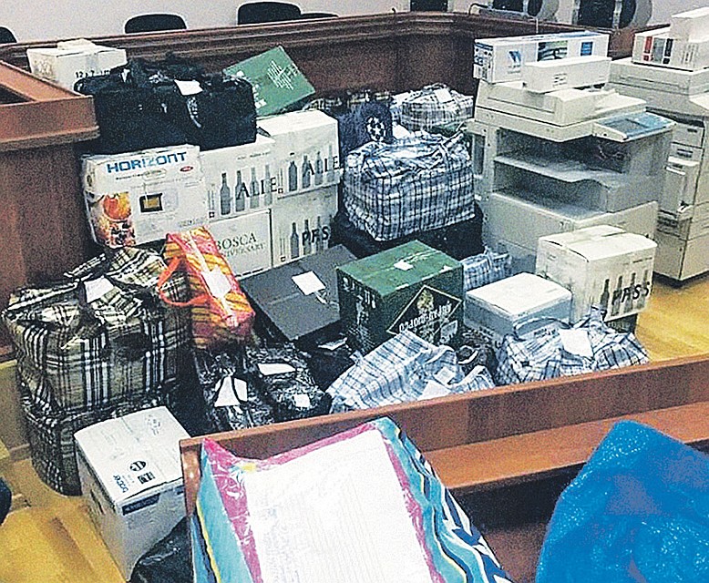 У Дмитрия Захарченко дома нашли наличности на 8 млрд рублей... Фото: Оперативная съемка