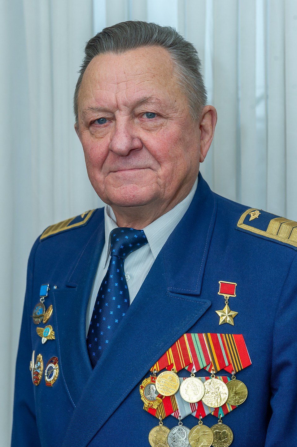 Вячеслав Михайлович за свою жизнь налетал около 19 тысяч часов – а это больше двух лет в небе. Фото: Олег ЗОЛОТО