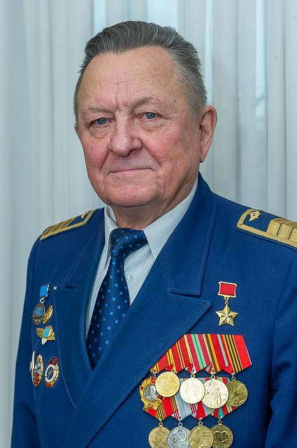 Вячеслав Михайлович за свою жизнь налетал около 19 тысяч часов – а это больше двух лет в небе. Фото: Олег ЗОЛОТО