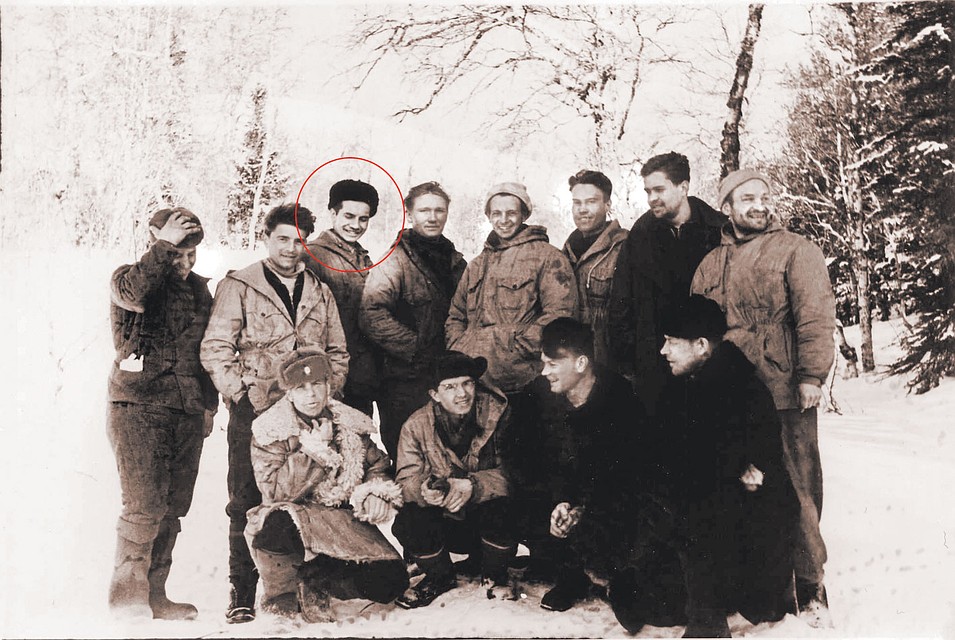Поисковики на перевале в марте 1959 года. Третий слева в верхнем ряду - Борис Сычев. Фото: Фонд памяти группы Дятлова