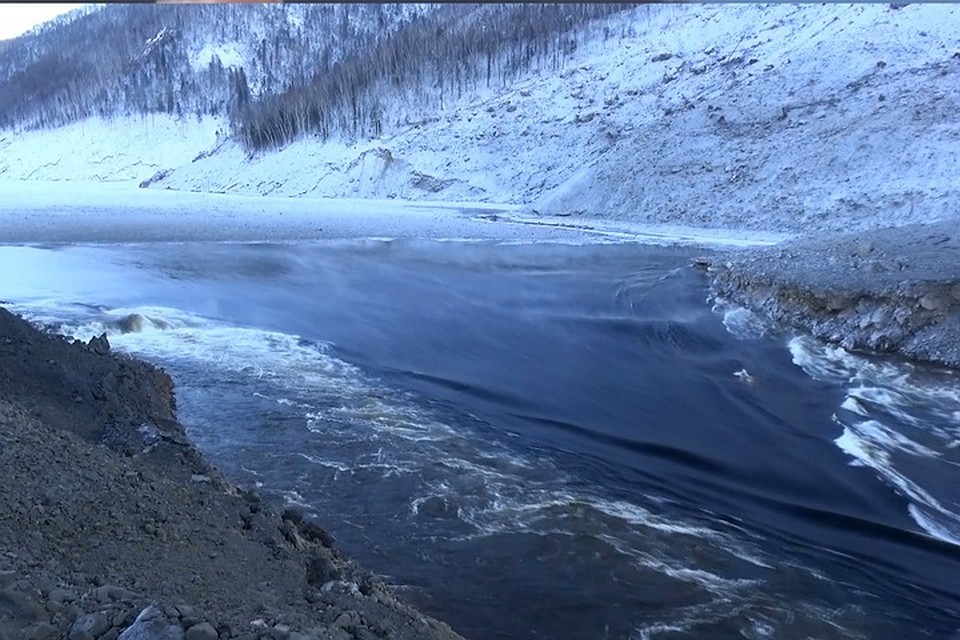Вода идет через протоку со скоростью 18 метров в секунду, пропускная способность канала 1600 – 1700 кубометров в секунду Фото: Пресс-служба Восточного военного округа Минобороны России