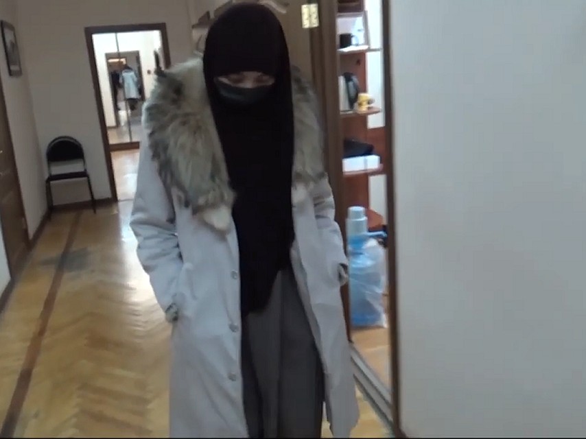 Астраханку сейчас допрашивают следователи.