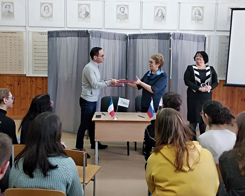 Хартию о дружбе и сотрудничестве в области образования подписали директор рязанской школы №6 Татьяна Гречанинова и директор лицея Сен-Жозеф в Брессюире Жан-Ив Шарбоно.