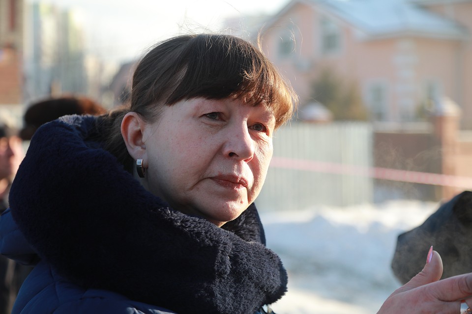 Эта женщина и ее сын лишились сразу двух квартир, обе находились в рухнувшем здании. Фото: Мария ЛЕНЦ