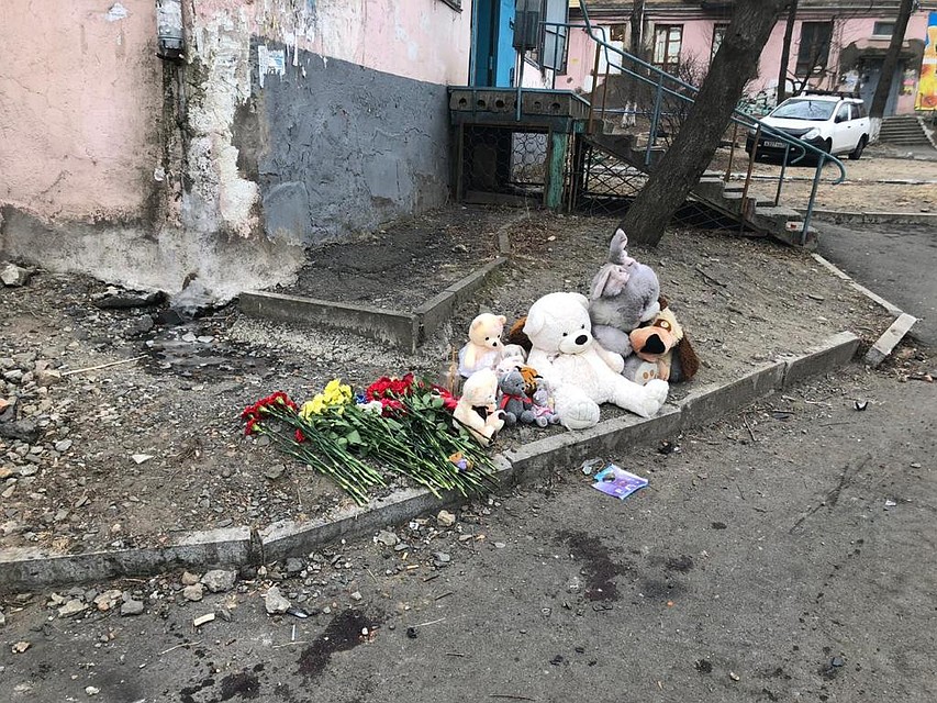 Игрушки и цветы на месте страшной трагедии. Фото: Василий ПОЛИКАРПОВ