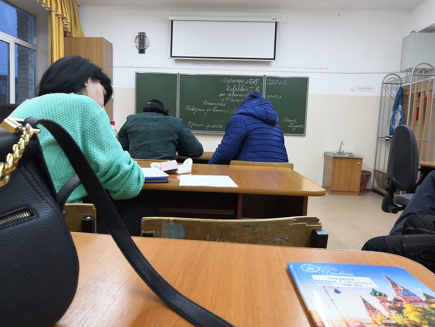 На собрании присутствовали семь человек - родители учеников пятого класса.