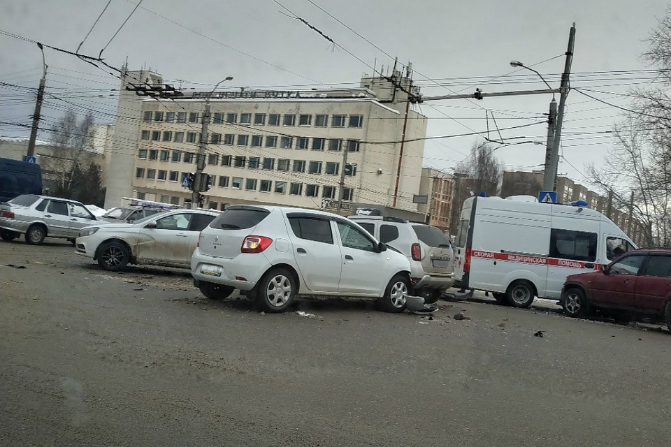 После столкновения обе машины занесло на встречные авто. Фото: Дмитрий ЗЕМЦОВ vk.com/kirovdps