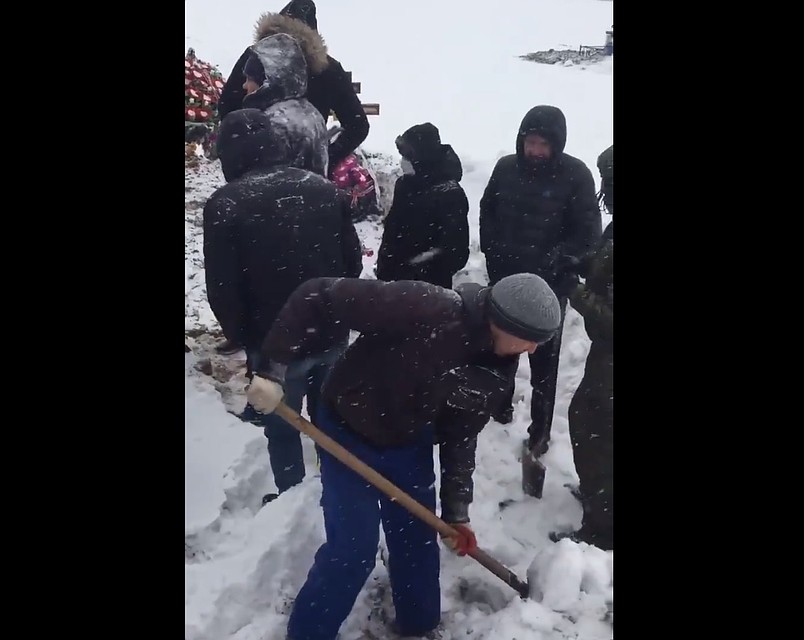 Представители одного из ритуальщиков утверждают, что им мешали копать могилу
