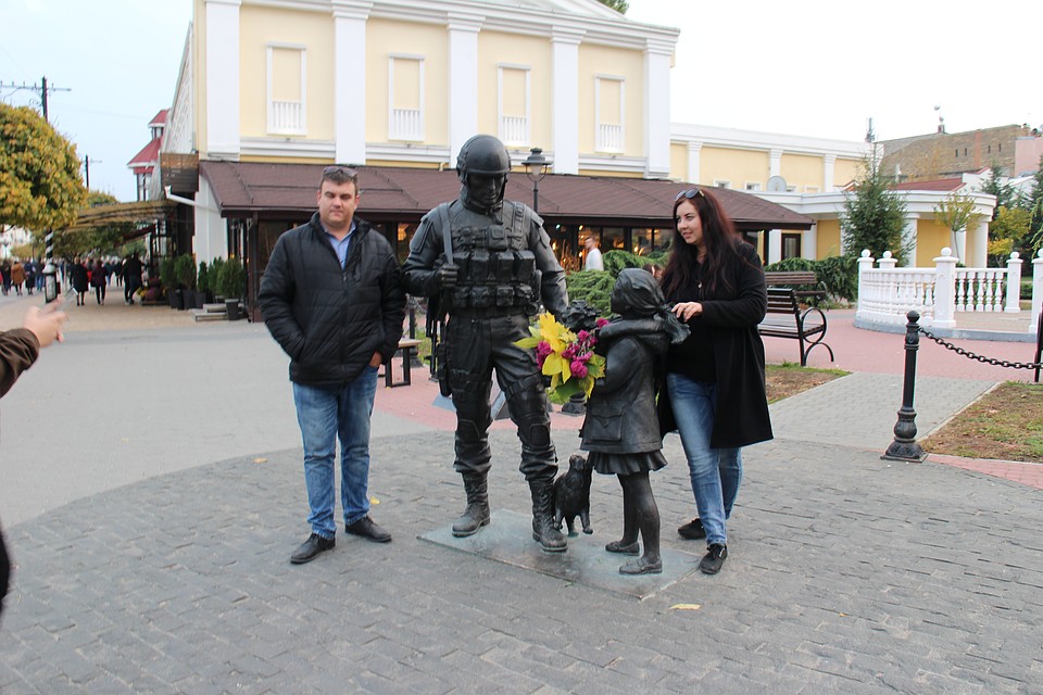 Крымчане и гости полуострова полюбили скульптурную композицию. Фото: Галина КОВАЛЕНКО
