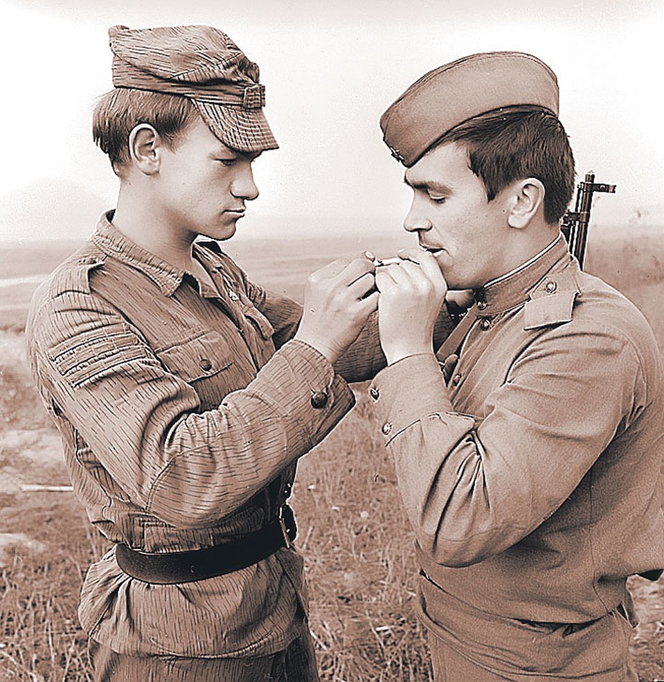 В 1968 году вооруженные силы стран - членов Организации Варшавского договора (кроме Румынии) вошли в Чехословакию. На снимке: советский солдат и солдат Войска польского недалеко от Праги. Фото: Юрий СОМОВ/РИА Новости