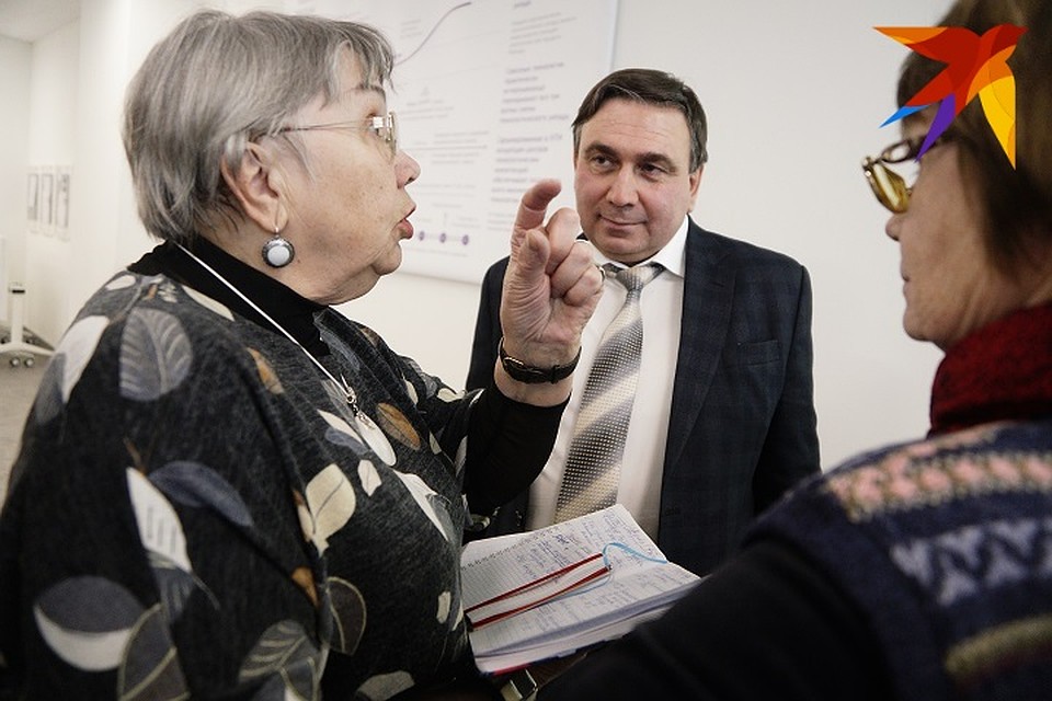 После официальной части Николай Смирнов выслушал нарекания по реформе Фото: Алексей БУЛАТОВ