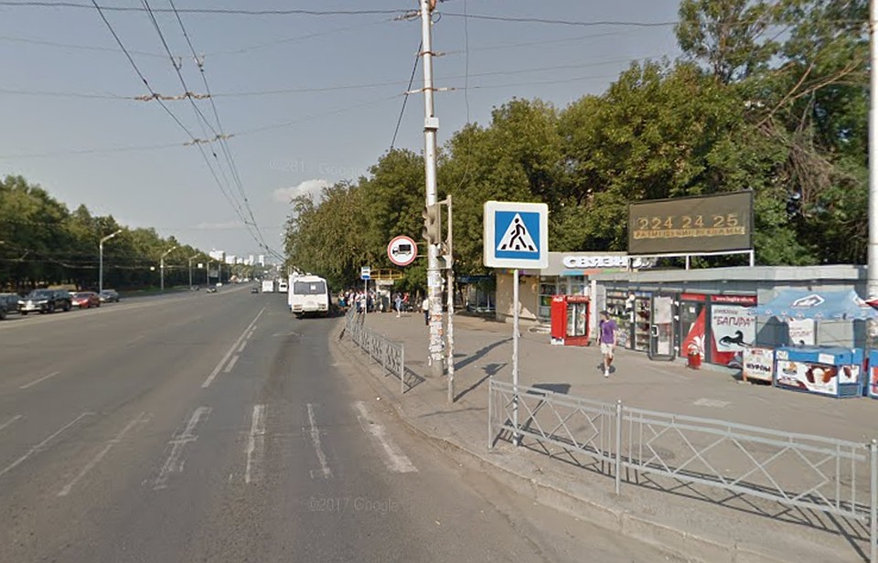 Автобусы перекрывают перекресток, занимают сразу две-три полосы, и из-за этого встает весь поток движения