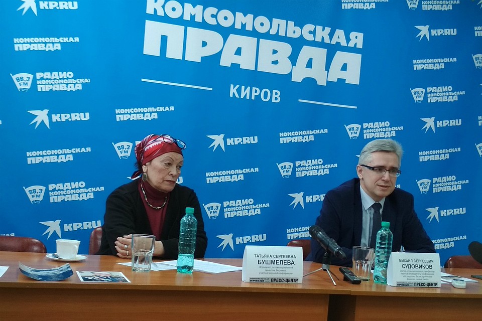 Журналист Татьяна Бушмелева и доктор исторических наук Михаил Судовиков в пресс-центре «Комсомольской правды» Фото: Анна КРЮКОВА