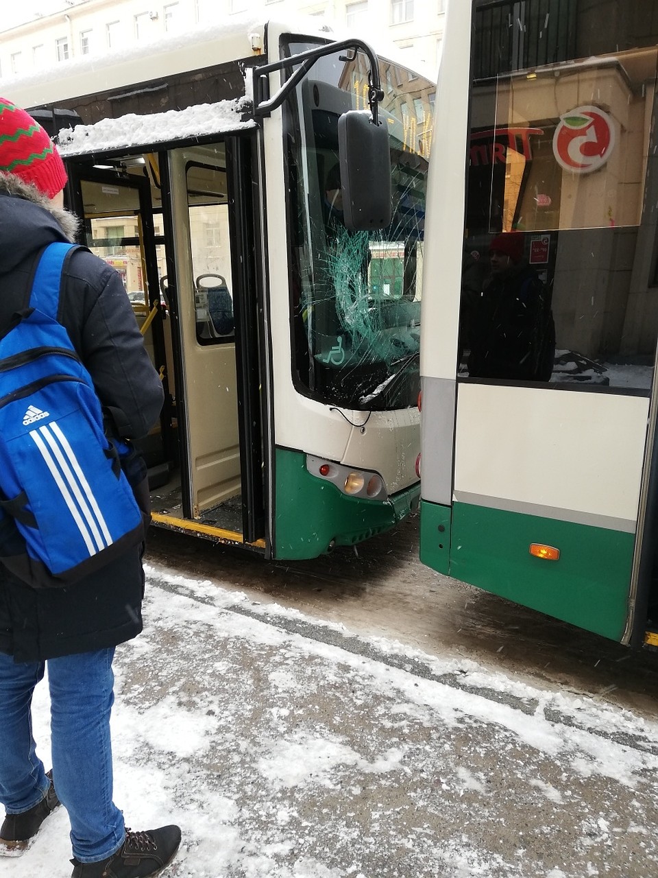 Два автобуса столкнулись на остановке Фото: ДТП и ЧП Петербурга