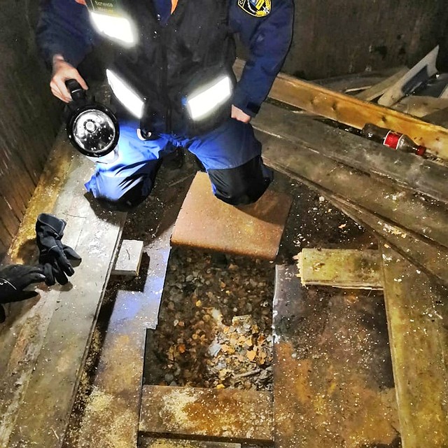 Темный заброшенный гараж спасатели освещали мощным фонарем. Фото: vk.com/rescuemurman