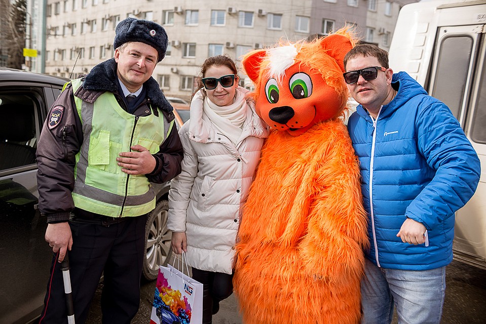 Челябинских автомобилисток поздравили с 8 Марта Фото: Валентина ВАГАНОВА